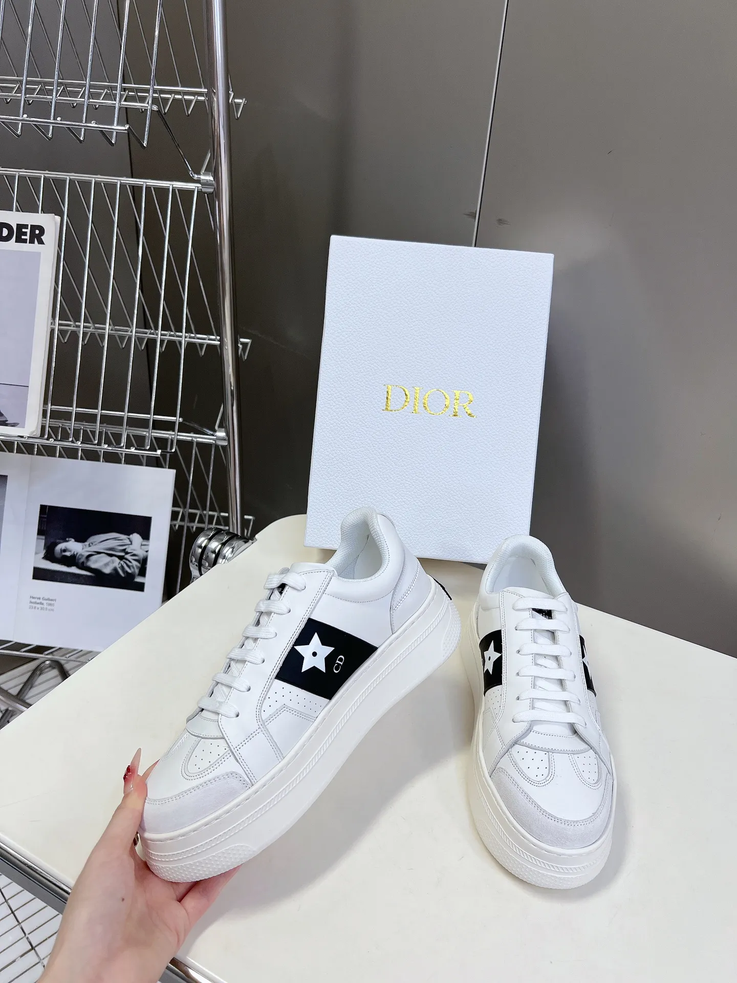 👟👟Ex-factory price 640👟👟 Dior's new platform shoes thick-soled casual shoes. Purchased and developed from Taikoo Hui RMB 16,400. These Dior Star sneakers continue the timeless silhouette and are carefully made of cow leather, so they are particularly comfortable on the feet. They are decorated with tonal suede panels and metal stars to decorate the lace eyelets to enhance the style. The lightweight style is matched with the "Christian Dior" logo thin sole, suitable for all seasons, and can be matched with all kinds of casual looks to add a finishing touch. Classic and super durable. The upper is stitched with cowhide. The original IP outsole height is 4CM. Size: 35-41. A full set of counter synchronized gift boxes 💝 packaging